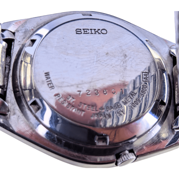 Stainless steel case of the Seiko 5 Automatic 17 Jewels Watch