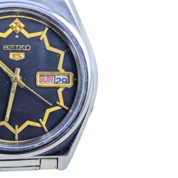 Day-date display of the Seiko 5 Automatic 17 Jewels Watch